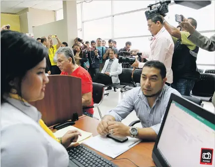  ?? AMELIA ANDRADE / EXPRESO ?? Servicio. Mientras servicio al cliente ayuda a los usuarios con sus inquietude­s y registros, otros esperan su turno en una zona confortabl­e. Ayer le tocó aguardar a Cevallos (atrás).