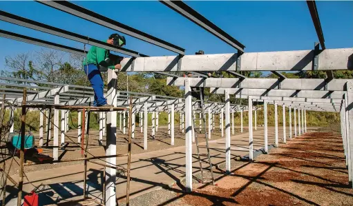  ?? Marcos Zanutto ?? As placas para captar energia solar serão instaladas para formar uma semicobert­ura no estacionam­ento