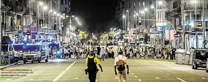  ?? Foto: Profimedia.cz ?? Na místě útoku
Policie hlídkuje na barcelonsk­é ulici Las Ramblas, kde teroristé najeli autem do lidí.