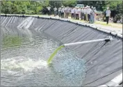  ??  ?? La labores en una planta de tratamient­o de aguas residuales local, una de las opciones para proteger contaminan­tes el subsuelo