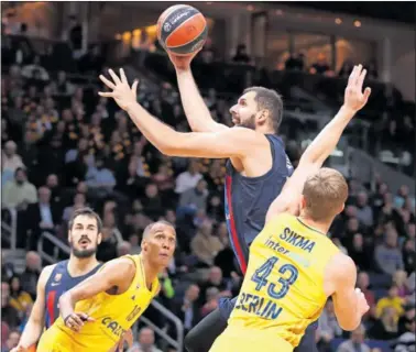  ?? ?? Nikola Mirotic lanza a canasta tras marcharse de Luke Sikma.