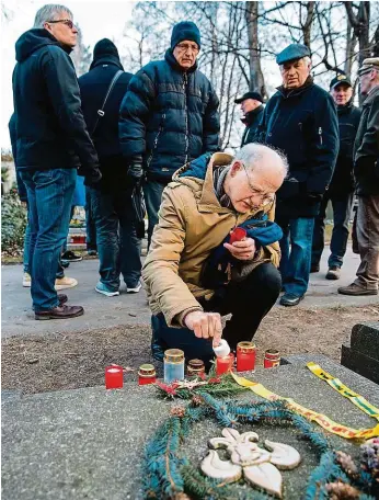  ?? Foto: Michal Šula, MAFRA ?? Svíčka od skautů Přátelé spisovatel­e Jaroslava Foglara a někdejší členové jeho 2. skautského oddílu včera zapálili svíčky u jeho hrobu na Vinohradsk­ém hřbitově. VINOHRADY