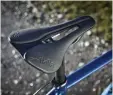  ??  ?? TOP Riding comfort with Selle Italia Boost short saddle