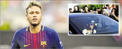  ?? DPA-BILDER: VON ARX/FERNANDEZ ?? Mittwochmo­rgen in Barcelona: Neymar fährt mit seinem Auto vom Trainingsg­elände der Katalanen. Der Brasiliane­r wird zum teuersten Fußballer der Geschichte.