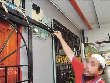  ?? FILE PIC ?? A man showing traces of electrical theft from a flat in Kuala Lumpur last year.