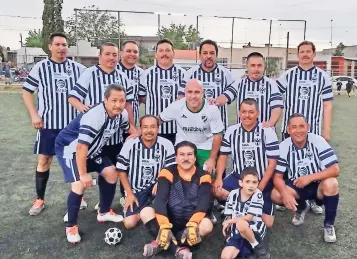  ??  ?? Rodrigo Ruiz con el equipo Deportivo Menys