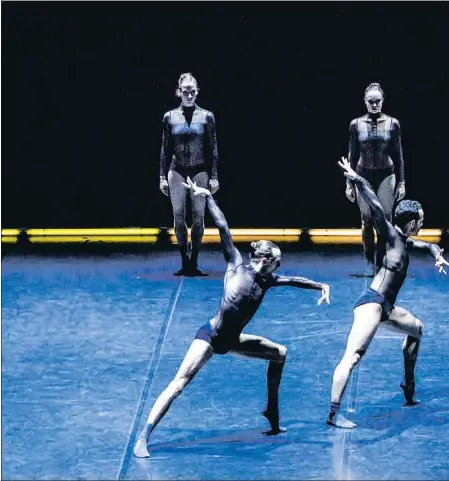  ??  ?? Nit de dansa. Una imatge de l’estrena ahir a la nit del triple programa del Ballet de Dresden-Frankfurt dirigit per Jacopo Godani al teatre Grec