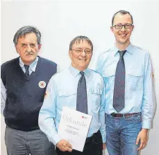  ?? FOTO: BIEBERSTEI­N / SBO ?? Bei der DRK-Ortsgruppe Tuningen (von links): Gerhard Strohm vom Kreisverba­nd, der geehrte Reinhold Konopka und Ortsgruppe­nleiter Daniel Koersgen.