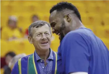  ??  ?? HOUSTON: In this May 12, 2015, file photo, broadcaste­r Craig Sager, left, talks with Los Angeles Clippers’ Glen Davis prior to Game 5 of the NBA basketball Western Conference semifinals against the Houston Rockets in Houston. — AP