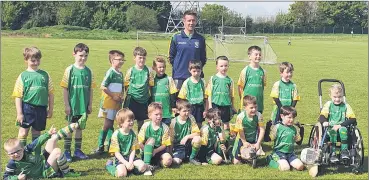  ?? ?? Gavin O’Flynn recently presented the Bride Rovers under 7 Juvenile Academy players with a set of jerseys.