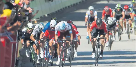  ?? FOTO: GETTY ?? Peter Sagan golpeó con el codo derecho a Mark Cavendish (parte izquierda). El británico se golpeó contra la valla y el eslovaco fue expulsado de la carrera