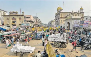  ?? BURHAAN KINU/HT PHOTO ?? A total of over 22 heritage structures are on either side of the Chandni Chowk market. A number of medieval era mansions also line up on the street. Most of these are in a dilapidate­d condition.