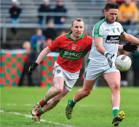  ?? MATT BROWNE/SPORTSFILE ?? Moorefield’s Cian O’Connor gets past Stephen Byrne during the AIB Leinster Club SFC semi-final in Aughrim, while Niall Hurley Lynch (left), Padraig O’Flynn and Sean Healy celebrate after their team’s victory