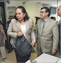  ?? GUSTAVO GUAMÁN / EXPRESO ?? Veeduría. Patricia Ochoa, viuda de Gabela, y su abogado Ramiro Román