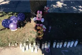  ?? ANNYSA JOHNSON / MILWAUKEE JOURNAL SENTINEL ?? A Minnie Mouse stuffed toy, balloons, flowers and candles form an impromptu memorial Sunday near where 3-year-old Brooklyn Harris was shot and killed during a road rage incident Saturday.