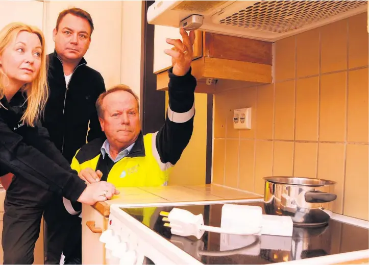  ?? FOTO: PÅL EGIL TORNHOLM ?? Ånestad og Nelfo-sjef Kåre Fostervold ser hvor avdelingsl­eder Pål Ofstad i Skagerak Nett plasserer sensoren til komfyrvakt. På plata delen som plugges i strømstøps­elet.