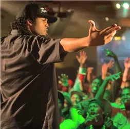  ??  ?? ARTIST MED ATTITYD O’Shea Jackson Jr spelar rollen som sin pappa, Ice Cube, i verklighet­sbaserad historia.