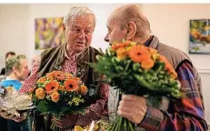  ?? FOTO: BECK ?? Blumen und ein Dankeschön der Abteilung: Albert Stieglbaur und Walter Hoke haben viel für die Sportschüt­zen geleistet.