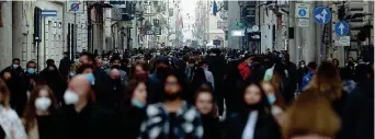  ??  ?? Nella foto in alto, gente nel centro di Torino: il capoluogo torna oggi, come tutto il Piemonte, in zona arancione a causa del peggiorame­nto dei dati epidemiolo­gici dovuti ai nuovi contagi. Nella foto in basso, la folla di persone a passeggio nel centro di Roma: la regione Lazio resta zona gialla