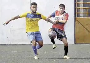  ??  ?? Lobos y Rancho Seco protagoniz­an bravo choque de saltillens­es en futbol rápido de la LMFRPRO.