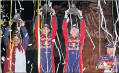  ??  ?? Cruz y Sainz en el podio flanqueado­s por Al Attiyah y Peterhanse­l.