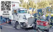  ?? ?? UNA VÍA PELIGROSA
CARAMBOLA El pasado 9 de noviembre, un tráiler cargado con sacos de cemento se quedó sin frenos e impactó al menos siete vehículos en la carretera México-Querétaro, a la altura de la capital de Querétaro.