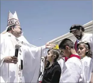  ?? AFP Photo / Guillermo Arias ?? Monseñor Romero Barron, obispo de Tijuana, durante la Misa del sábado