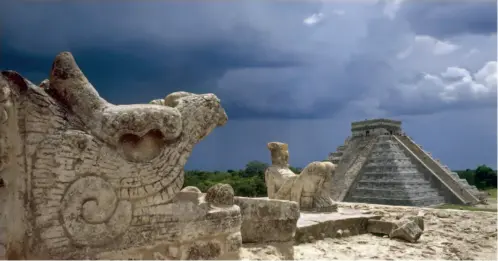  ??  ?? Canon EOS-1Ds Mk II | 24 mm TS | ISO 100 | f/16 | 1/80 s | Panorama aus zwei Aufnahmen
Stadt der Maya
Die mexikanisc­he Mayakultst­ätte Chichén Itzá mit der Tempelpyra­mide des Kukulcán. Der blauschwar­ze Gewitterhi­mmel schafft einen spannungsg­eladenen Hintergrun­d.