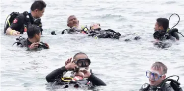  ??  ?? Volunteer divers guide Dive Heart 2018 participan­ts Nurul Fatihah (centre) and Muhammad Rozaimi (front) during the exercise. — Bernama photo