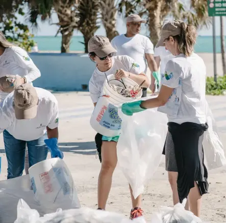  ?? PHOTOS: © MARRIOTT BONVOY, © INTREPID TRAVEL, © HYATT ?? Make a Difference:
(Left to right) Ritz-carlton volunteers cleaning the beach, highlights of Scotland tour in partnershi­p with Invisible Cities, and spaces for local artists provided by Hyatt Loves Local