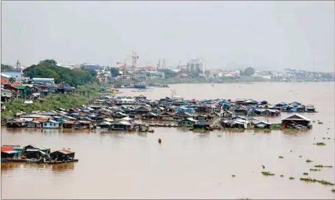  ?? HENG CHIVOAN ?? Fish farms on the Tonle Sap River are seen in Phnom Penh’s Russey Keo district on April 19.