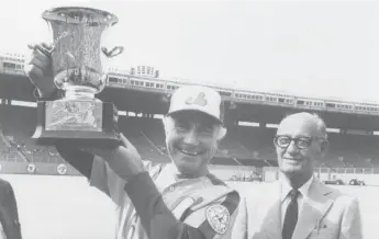  ?? TORONTO STAR FILE PHOTO ?? Expos GM Jim Fanning, with Star sports columnist Milt Dunnell, with the Pearson Cup in September 1982.