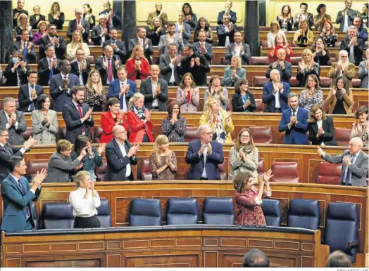  ?? KIKO HUESCA / EFE ?? El diputado del PSOE Rafael Simancas (dcha.) recibe una ovación de la bancada socialista durante la votación de los presupuest­os en el pleno del Congreso.