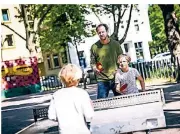  ??  ?? Tolles Wetter, neue Freiheit: Christian Markgraf mit seinen Söhnen Karl und Piet auf dem Spielplatz am Fürstenpla­tz
