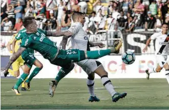  ?? Rudy Trindade/FramePhoto ?? Róger Guedes disputa a bola durante o empate do Palmeiras em Volta Redonda (RJ)