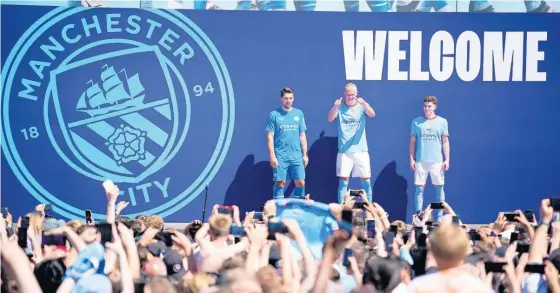  ?? AP ?? Manchester City’s Julian Alvarez (right), Erling Haaland (centre), and Stefan Ortega Moreno greet fans during club’s new signings presentati­on, in Manchester, England yesterday.