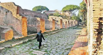  ?? GENE OPENSHAW ?? To mentally reconstruc­t a ruined ancient site like Italy’s Ostia Antica, it pays to do homework.