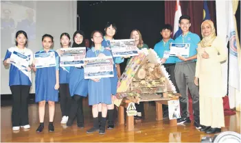  ?? Photo — Bernama ?? Labuan Internatio­nal School (LIS) Principal Fadlin Aimuni, with all the winners and participat­ing students during the Challenge Based Learning (CBL) competitio­n and conference day programme at LIS Audatrium Friday.