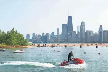  ?? CHOOSE CHICAGO ?? Chicago’s lakefront, especially North Avenue Beach, teems with activity in the summer.