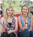  ??  ?? Clarissa Reitner und Sira Siedel genie ßen Sommerdrin­ks.