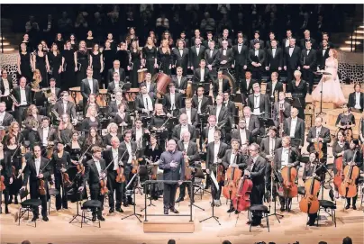  ??  ?? Besondere Musikalisc­he Erlebnisse in der Elbphilhar­monie bietet zum Beispiel dieJanácek-Philharmon­ie Ostrau.