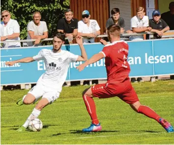  ?? Foto: Reinhold Radloff ?? Fabio Majolo (links) bot in der Partie gegen den 1. FC Sonthofen ein starkes Spiel. So viel Einsatz wie während des ganzen Spiels gegen die Allgäuer wünscht sich Trainer Stefan Tutschka. Nur die Chancenaus­wertung muss besser werden.