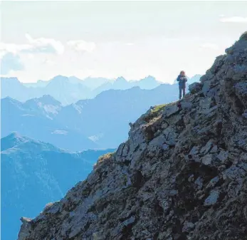  ?? FOTOS: DPA ?? Der Kreuzeck-Höhenweg in den südlichen Hohen Tauern führt über selten begangene Pfade.