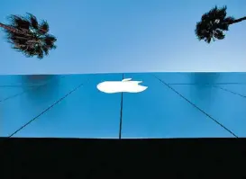 ?? LUCY NICHOLSON/REUTERS ?? Apple anunció un pago de impuestos por 38 mil mdd.