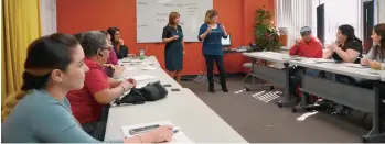  ?? CECILIA FIGUEROA / LA PRENSA ?? Betsy Franceschi­ni, directora estatal de Hispanic Federation en Florida, conversa con estudiante­s de inglés y con su maestra durante una de las clases que ofrece esa organizaci­ón.