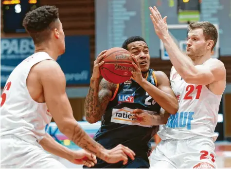  ?? Foto: HMB Media/ Heiko Becker/Pool Ol ?? Drei Viertel lang blieb Troy Caupain eine Menge schuldig, im letzten war er von der Würzburger Abwehr nicht mehr zu halten. Hier setzt er sich gegen Joshua Obiesie (links) und Florian Koch durch.