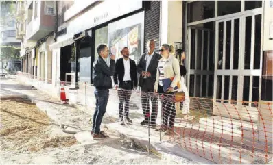  ?? Mediterrán­eo ?? El concejal de Urbanismo, Sergio Toledo, durante una visita a las obras de la calle Navarra de Castelló.