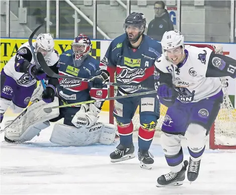  ?? Derek Black. ?? Stars defend a Glasgow Clan attack as they seek points to stay in the league play-off spots.