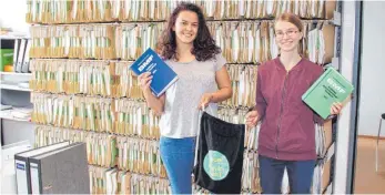  ?? SZ-FOTO: KIEM ?? Hat ihr Praktikum im Finanzamt in Ehingen absolviert: Sophie Renz (rechts) mit Alice Hucker, Auszubilde­nde im Finanzamt Ehingen.