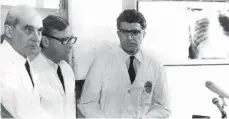  ?? FOTO: DPA ?? Von links: Die Ärzte Rudolf Zenker, Werner Rudolph und Werner Klinner vor 50 Jahren nach der Herztransp­lantation.